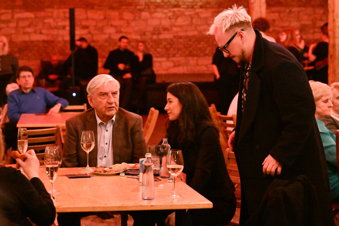 FOTO: Štěpán Kozub a jeho přítelkyně Barbara Kanyzová si přisedli k Miroslavu Donutilovi. – stránka 19