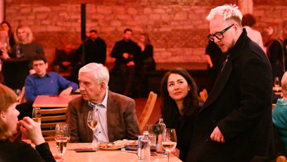 FOTO: Štěpán Kozub a jeho přítelkyně Barbara Kanyzová si přisedli k Miroslavu Donutilovi.