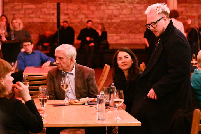 FOTO: Štěpán Kozub a jeho přítelkyně Barbara Kanyzová si přisedli k Miroslavu Donutilovi. – stránka 18