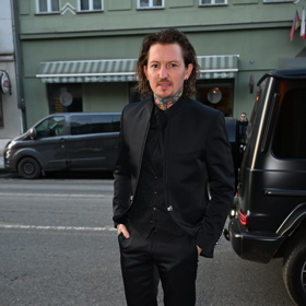 Šéfkuchař Přemek Forejt zvolil společenské kalhoty, vypasovanější sako bez klop se zdobným knoflíkem a k tomu i černou košili. 