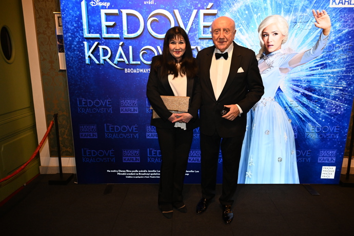 FOTO: Felix Slováček jako vždy vsadil na absolutní společenskou klasiku a na premiéru oblékl černý smoking s motýlkem. – stránka 13