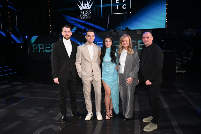 FOTO: Petra Beníšková s rodinou. – stránka 3