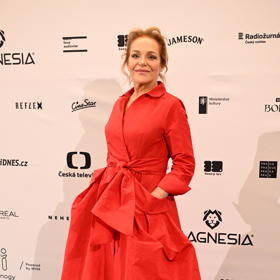 Dagmar Havlová měla vlasy sepnuté, což se perfektně hodilo k typu objemné róby. 