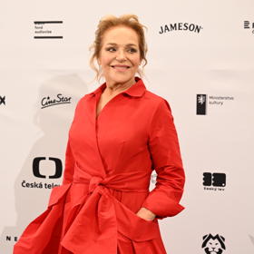 Podle kadeřníka Honzy Kořínka dodaly volné pramínky kolem obličeje účesu Dagmar Havlové lehkost. 