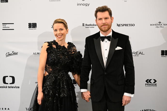 FOTO: David Švehlík s manželkou Vendulou. – stránka 5