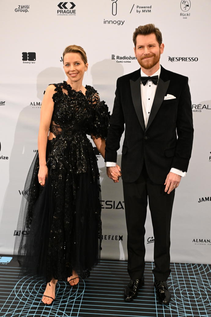 FOTO: David Švehlík s manželkou Vendulou. – stránka 4