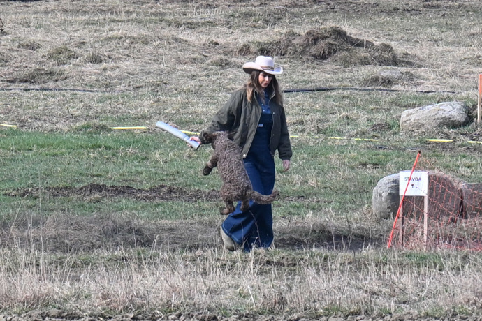 FOTO: Radana Kotková na farmě se jejich mazlíčkem. – stránka 13