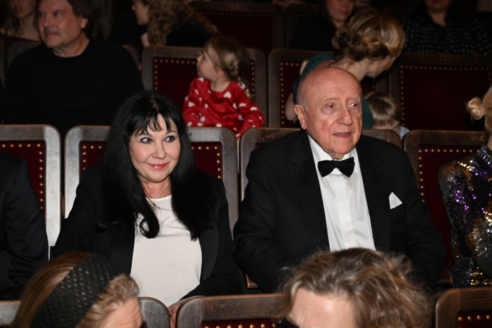 FOTO: Manželský pár s dobrou náladou v hledišti divadla. – stránka 10