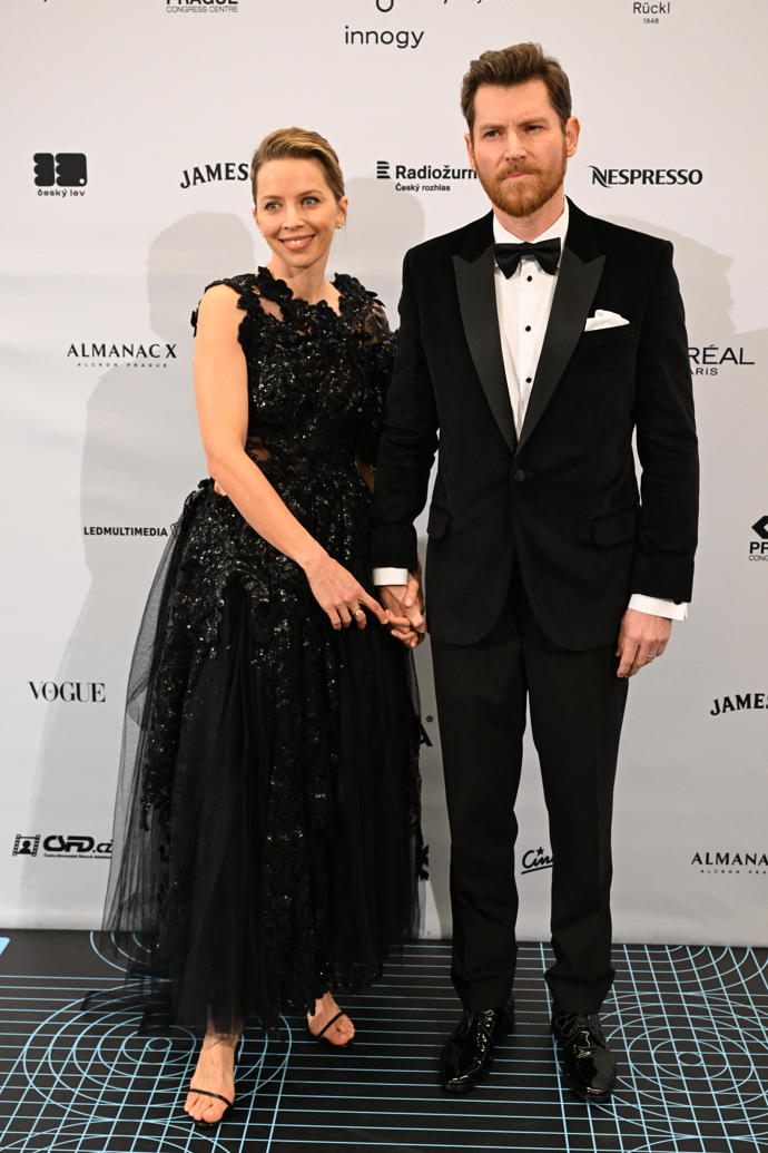 FOTO: David Švehlík s manželkou Vendulou. – stránka 3