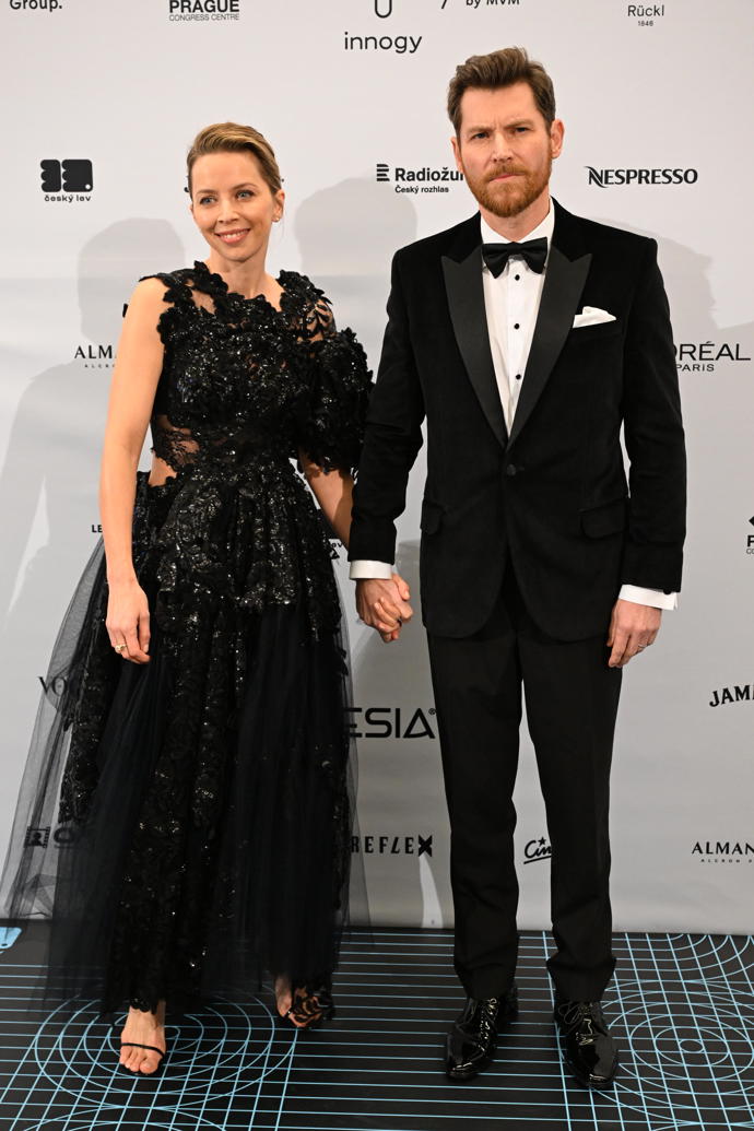 FOTO: David Švehlík s manželkou Vendulou. – stránka 2