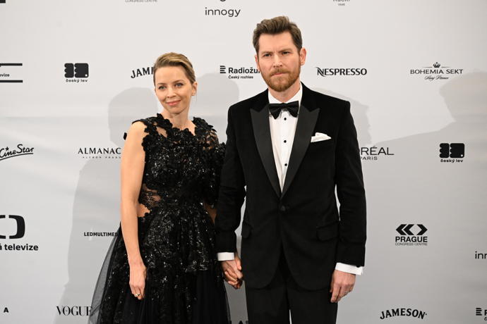 FOTO: David Švehlík s manželkou Vendulou. – stránka 1