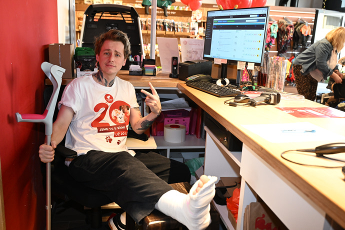 FOTO: Vojta Drahokoupil za kasou. – stránka 36