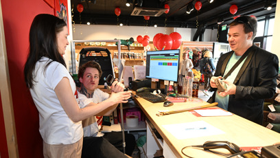 FOTO: Vojta Drahokoupil a Bára Jánová si zahráli na prodavače.