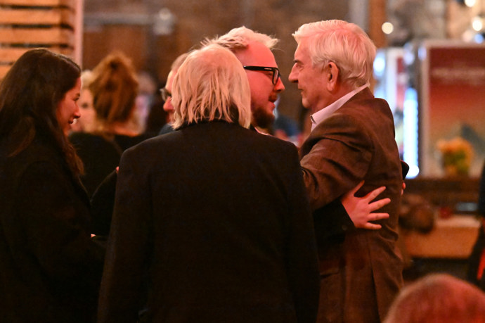 FOTO: Miroslav Donutil se vřele vítá se Štěpánem Kozubem. – stránka 16