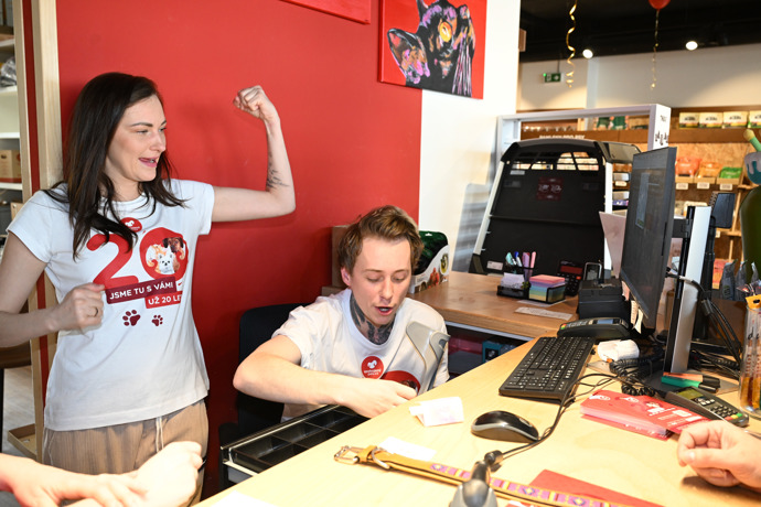 FOTO: Bára Janová měla z prodeje radost. – stránka 27