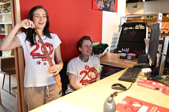 FOTO: Bára Jánová a Vojta Drahokoupil předváděl psí kusy. – stránka 26