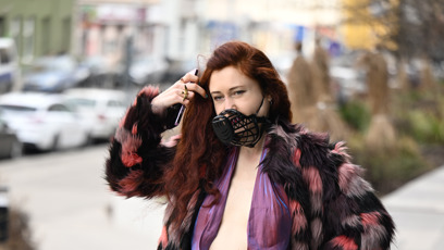 FOTO: Eva Toulová opět dorazila v bizarním outfitu.