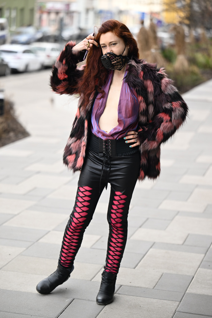 FOTO: Eva Toulová opět dorazila v bizarním outfitu. – stránka 16