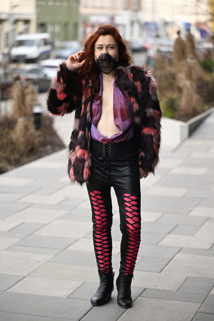 FOTO: Eva Toulová vypadala jako kdyby přišla z cirkusu. – stránka 13