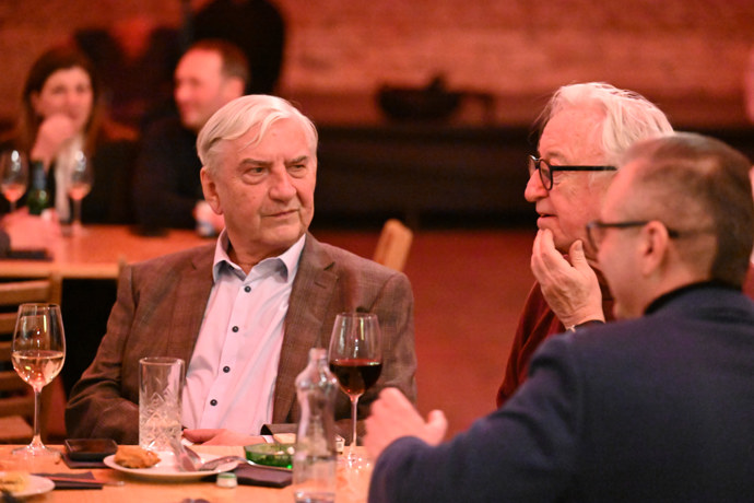 FOTO: Jiří Lábus a Miroslav Donutil při konverzaci. – stránka 4