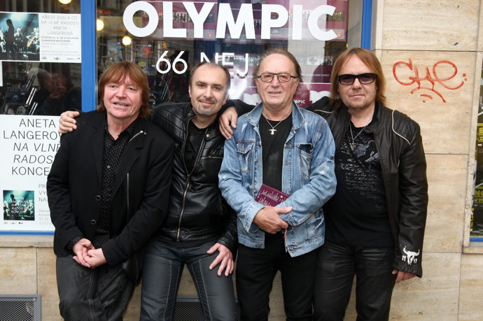 FOTO: Jiří Valenta s dalšími členy skupiny Olympic. – stránka 6