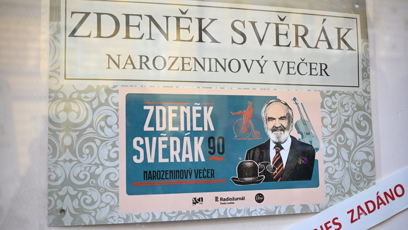 FOTO: Velká oslava Zdeňka Svěráka probíhá v žižkovském Divadle Járy Cimrmana