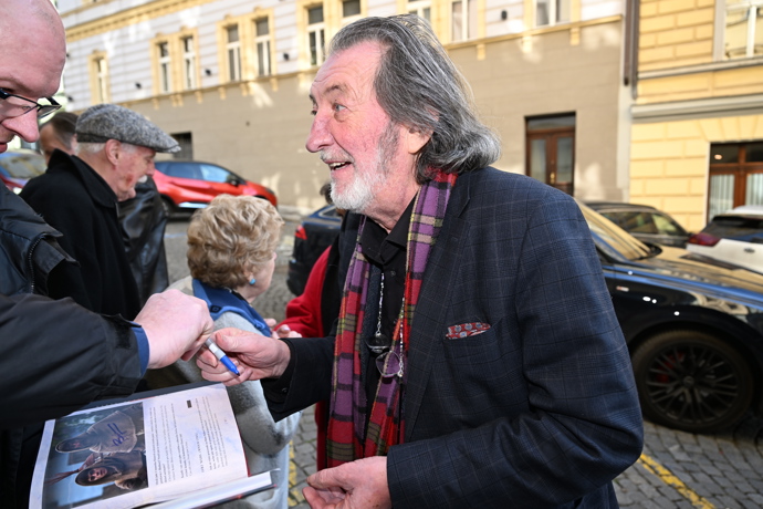 FOTO: Bolek Polívka rozdával ochotně podpisy. – stránka 34