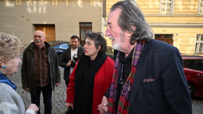 FOTO: Bolek Polívka dorazil ruku v ruce s manželkou.
