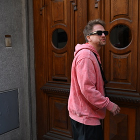 Tomáš Klus před divadlem. 