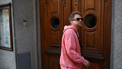 FOTO: Tomáš Klus před divadlem.