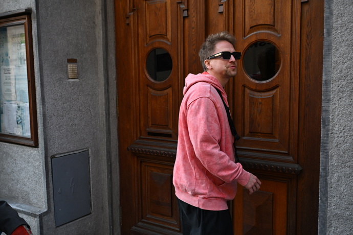 FOTO: Tomáš Klus před divadlem. – stránka 20