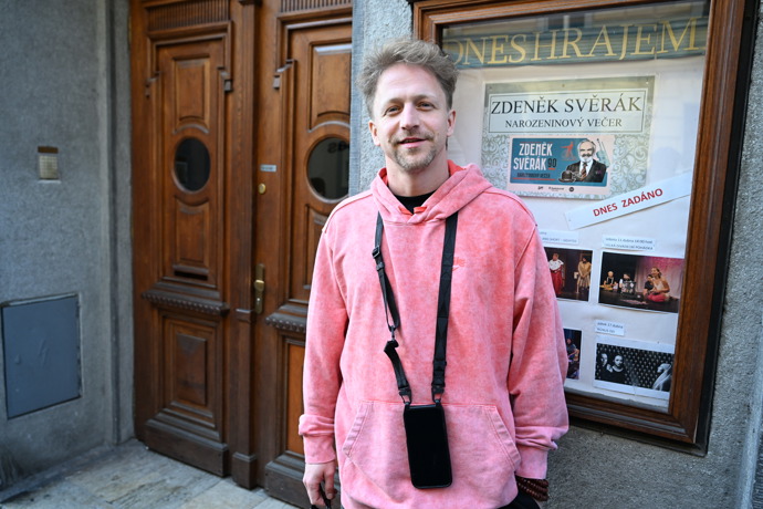 FOTO: Tomáš Klus zapózoval. – stránka 18