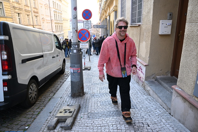 FOTO: Tomáš Klus s úsměvem na tváři. – stránka 2