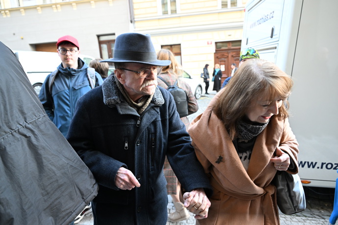 FOTO: Jaroslav Uhlíř míří dovnitř. – stránka 9