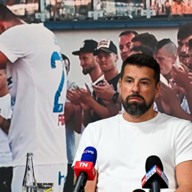 K exhibici ho nakonec přesvědčili jeho nejbližší, aby se mohl rozloučit s fanoušky.