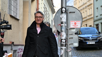 FOTO: Jan Svěrák míří na oslavu.