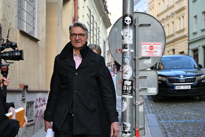 FOTO: Jan Svěrák míří na oslavu. – stránka 3