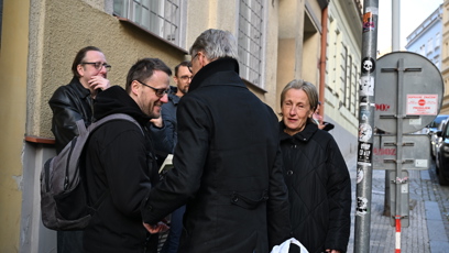 FOTO: Lidé před divadlem.