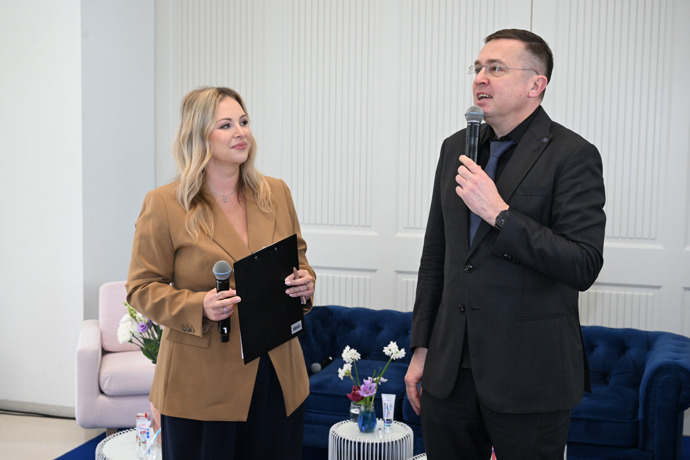 FOTO: V rozhovoru se rozpovídal i o mezinárodním konfliktu na Blízkém východě. – stránka 4