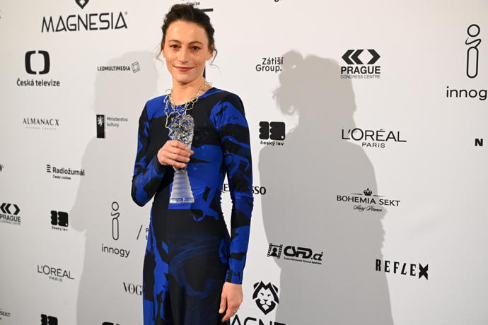FOTO: Johana Matoušková si odnesla sošku za nejlepší výkon v hlavní roli v seriálovém díle (Studna). – stránka 114