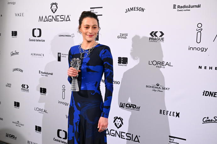 FOTO: Johana Matoušková si odnesla sošku za nejlepší výkon v hlavní roli v seriálovém díle (Studna). – stránka 111