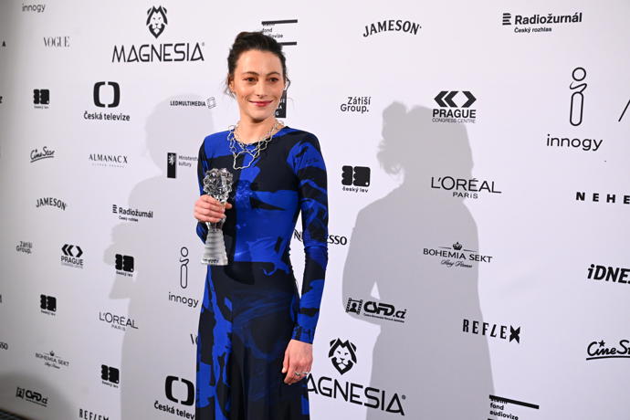 FOTO: Johana Matoušková si odnesla sošku za nejlepší výkon v hlavní roli v seriálovém díle (Studna). – stránka 110