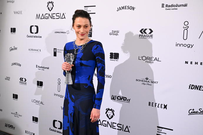 FOTO: Johana Matoušková si odnesla sošku za nejlepší výkon v hlavní roli v seriálovém díle (Studna). – stránka 109