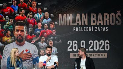 FOTO: Dorazit má i Tomáš Rosický, na jehož rozlučce sparťané na Baroše vulgárně bučeli.