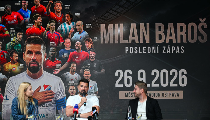 FOTO: Dorazit má i Tomáš Rosický, na jehož rozlučce sparťané na Baroše vulgárně bučeli. – stránka 2