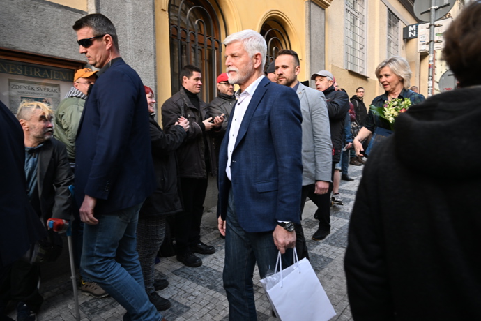 FOTO: Petr Pavel v doprovodu ochranky. – stránka 42