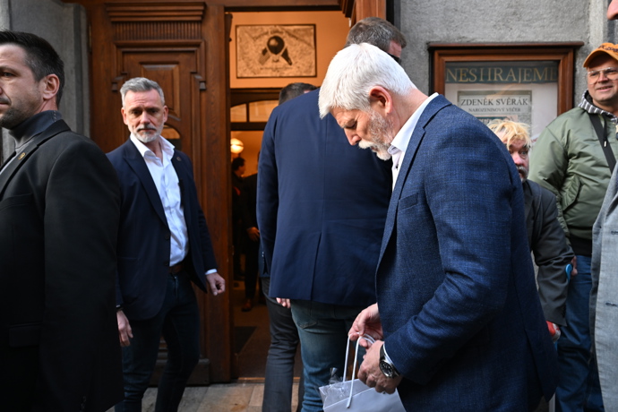 FOTO: Petr Pavel během příjezdu. – stránka 40