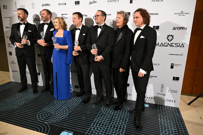 FOTO: Tvůrčí tým minisérie Studna se soškami Českého lva za nejlepší minisérii nebo seriál.