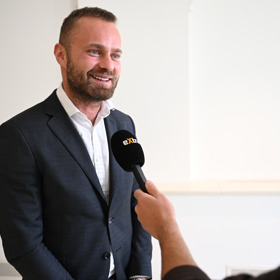 Podle Dvořáka se někteří pacienti i veřejnost s nepochopením pozastavují zejména nad tím, když vidí ženu za volantem sanitky.