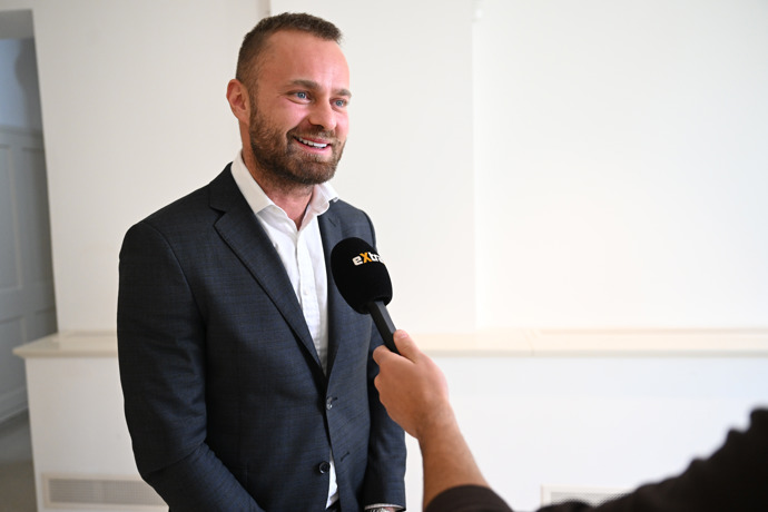 FOTO: Podle Dvořáka se někteří pacienti i veřejnost s nepochopením pozastavují zejména nad tím, když vidí ženu za volantem sanitky. – stránka 2